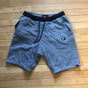 NIKE Men’s gray shorts (M)